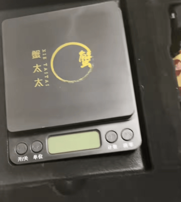 消费者花400元买到臭蟹客服建议蘸醋吃<strong></p>
<p>徐家汇股票</strong>,“包退包赔”的售后执行严苛,网红蟹太太信任危机凸显,被协会除名屡遭行政处罚