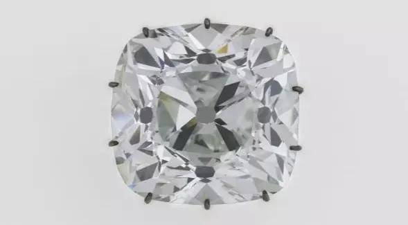 卢浮宫被盗的珠宝中<strong></p>
<p>徐家汇股票</strong>，有拿破仑送给妻子的爱情信物