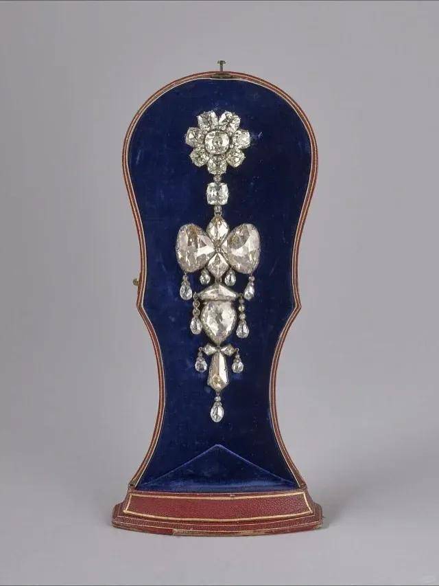 卢浮宫被盗的珠宝中<strong></p>
<p>徐家汇股票</strong>，有拿破仑送给妻子的爱情信物