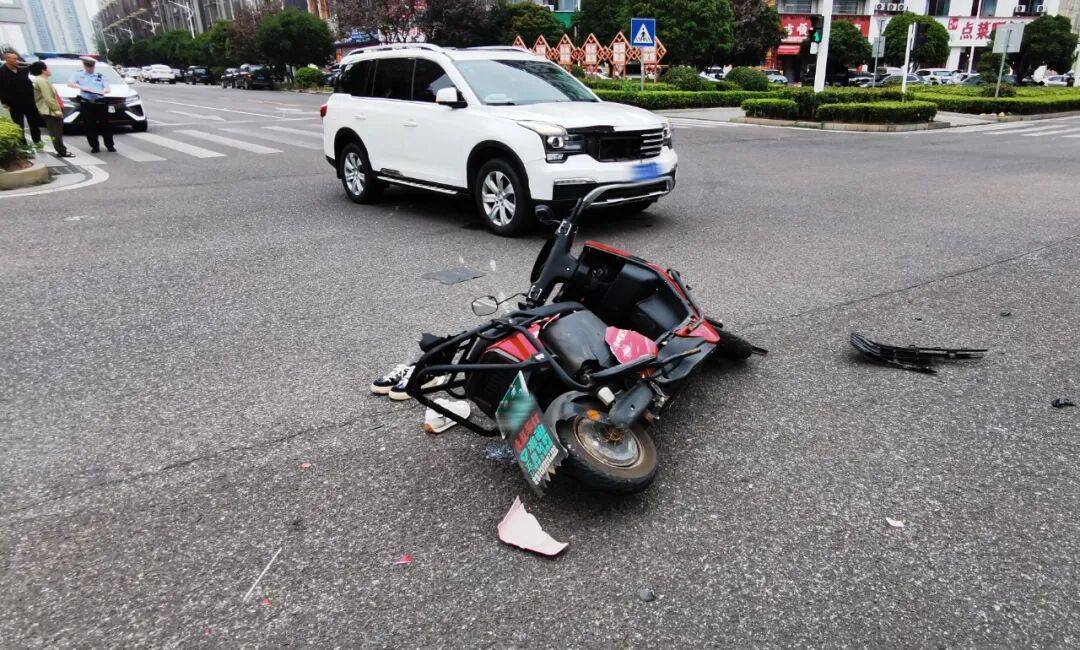 湖南湘潭一女生骑车闯红灯<strong></p>
<p>海能达股票</strong>,骨折、肝破裂…