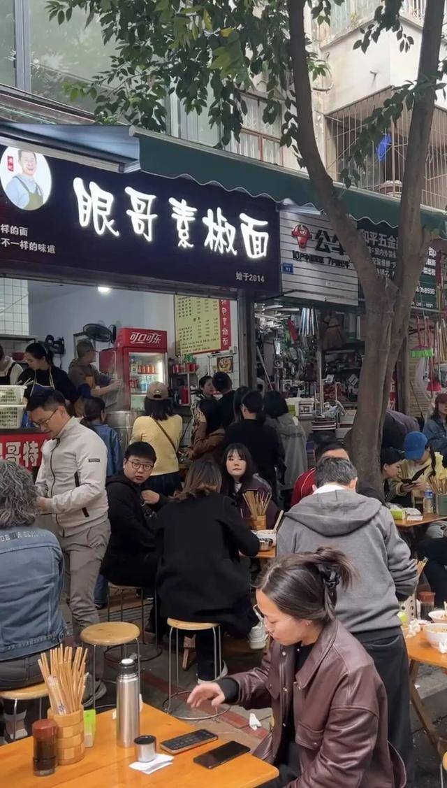 成都面馆被谢霆锋打卡后爆火<strong></p>
<p>海能达股票</strong>！客流量翻4倍！