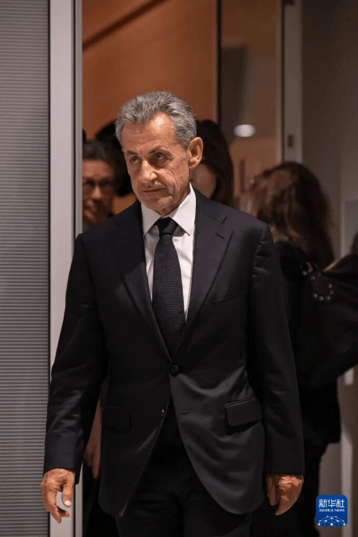 70岁法国前总统萨科齐的“坐牢style”:入狱前密会马克龙<strong></p>
<p>东方国信股票</strong>,入狱后开始写书