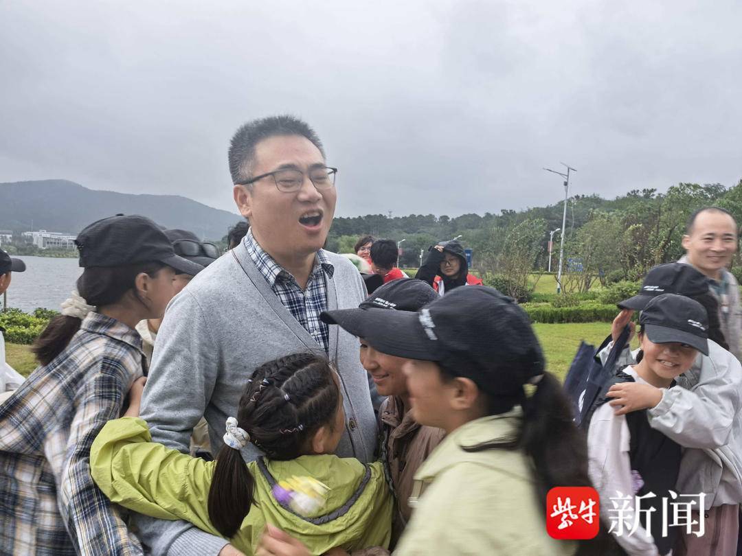 “叔叔是江苏的<strong></p>
<p>东方国信股票</strong>，将来一定带你们去看看！”镇江警官不忘承诺，四次组织近百名藏区学子来苏研学