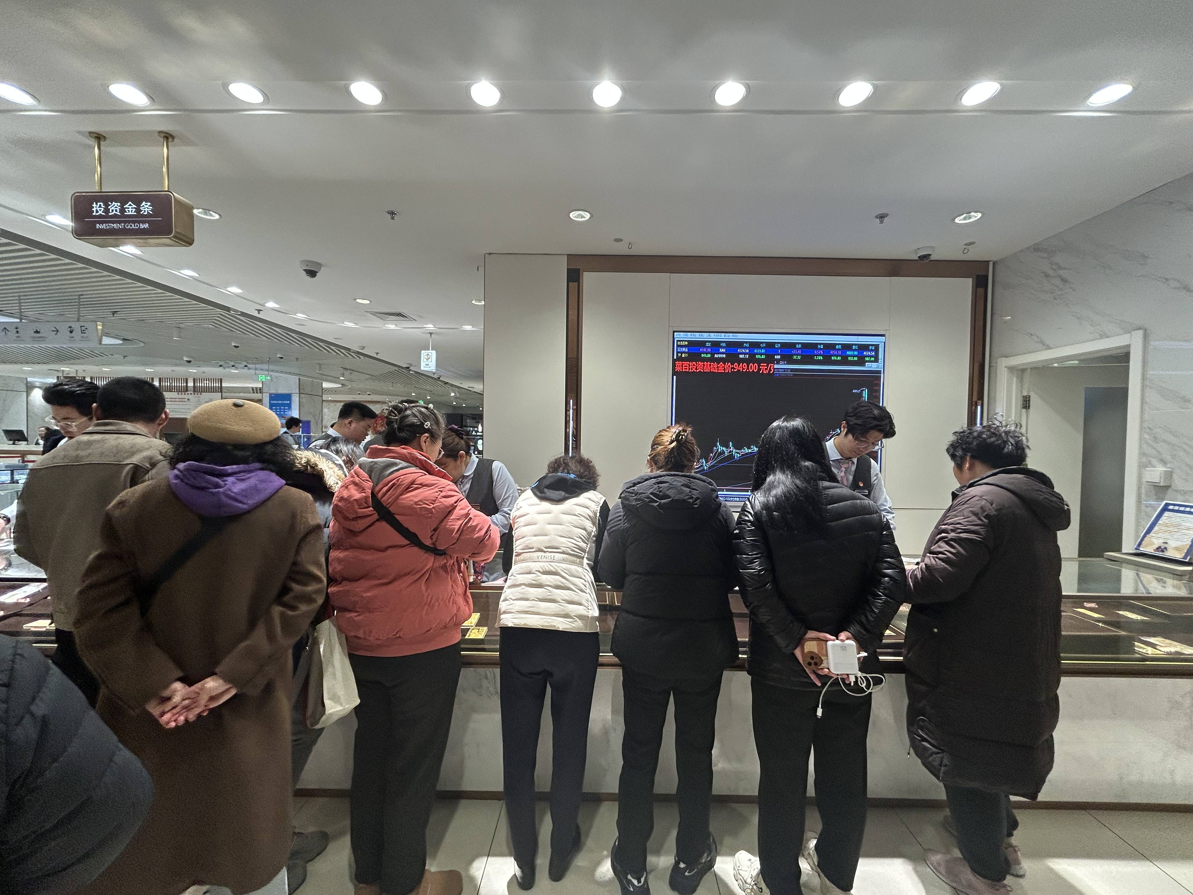 实探|金价惊魂一夜后:“囤金大爷大妈”挤爆金店<strong></p>
<p>东方国信股票</strong>,拿下百克金条