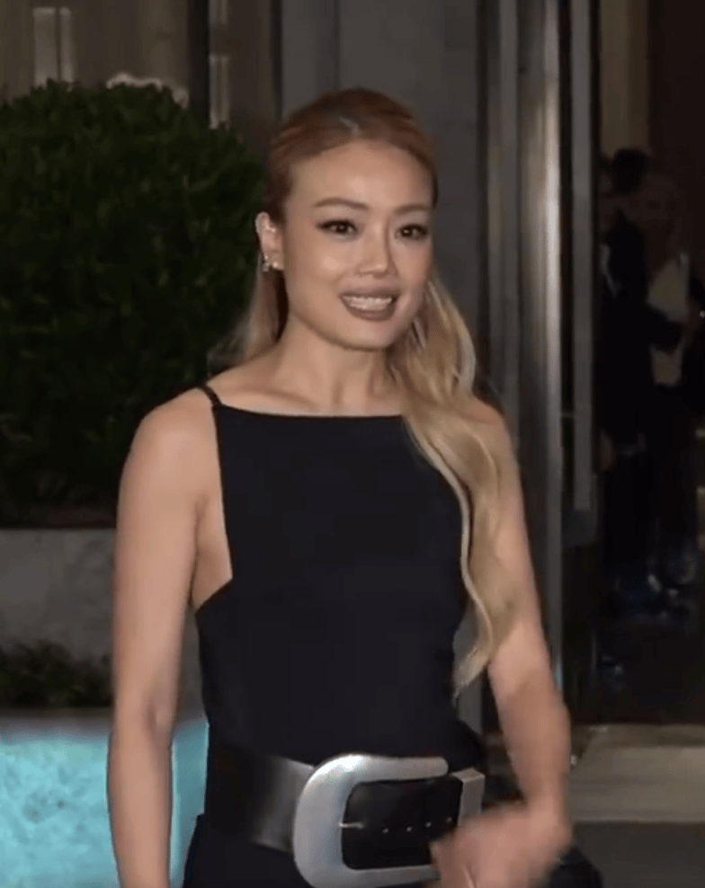 容祖儿回应与成龙误会！称成龙摸其后背争议是捕风捉影：我完全没感觉