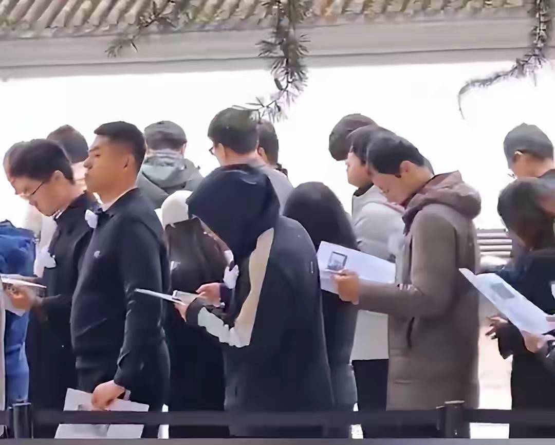 杨振宁追悼会很隆重<strong></p>
<p>二三四五股票</strong>，大儿子未现身，翁帆站家属首位，样子很憔悴