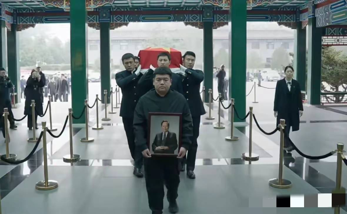 杨振宁追悼会很隆重<strong></p>
<p>二三四五股票</strong>，大儿子未现身，翁帆站家属首位，样子很憔悴