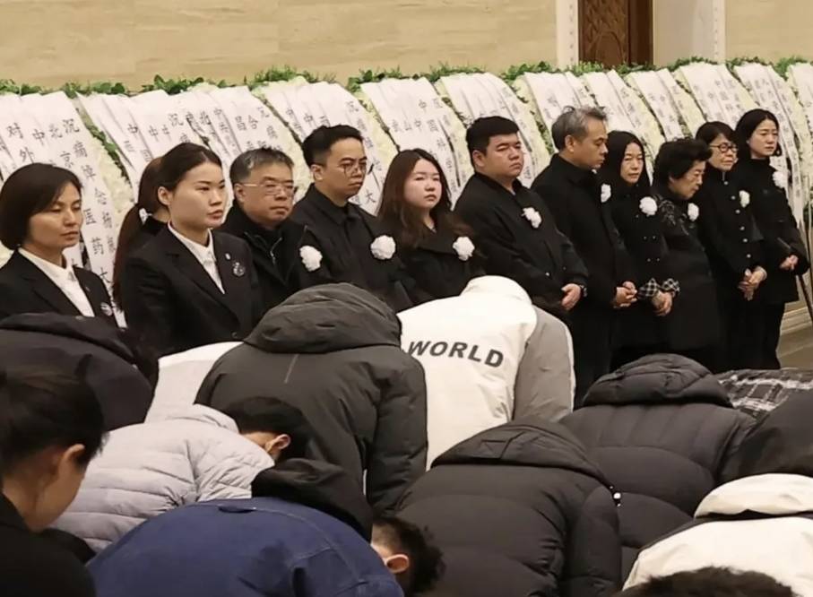 杨振宁追悼会很隆重<strong></p>
<p>二三四五股票</strong>，大儿子未现身，翁帆站家属首位，样子很憔悴