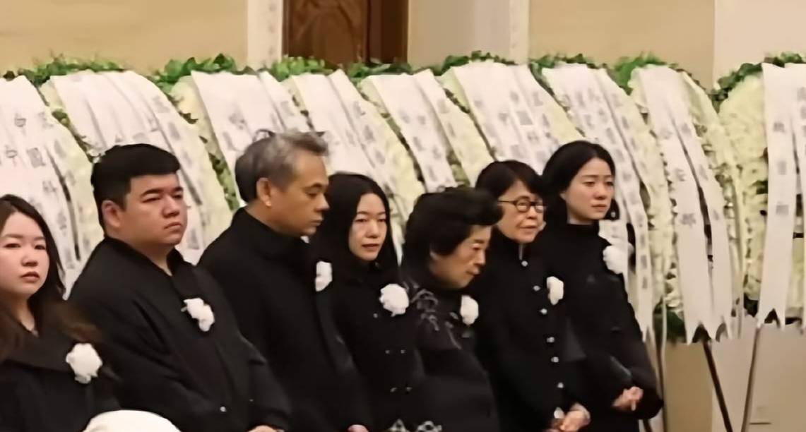 杨振宁追悼会很隆重<strong></p>
<p>二三四五股票</strong>，大儿子未现身，翁帆站家属首位，样子很憔悴