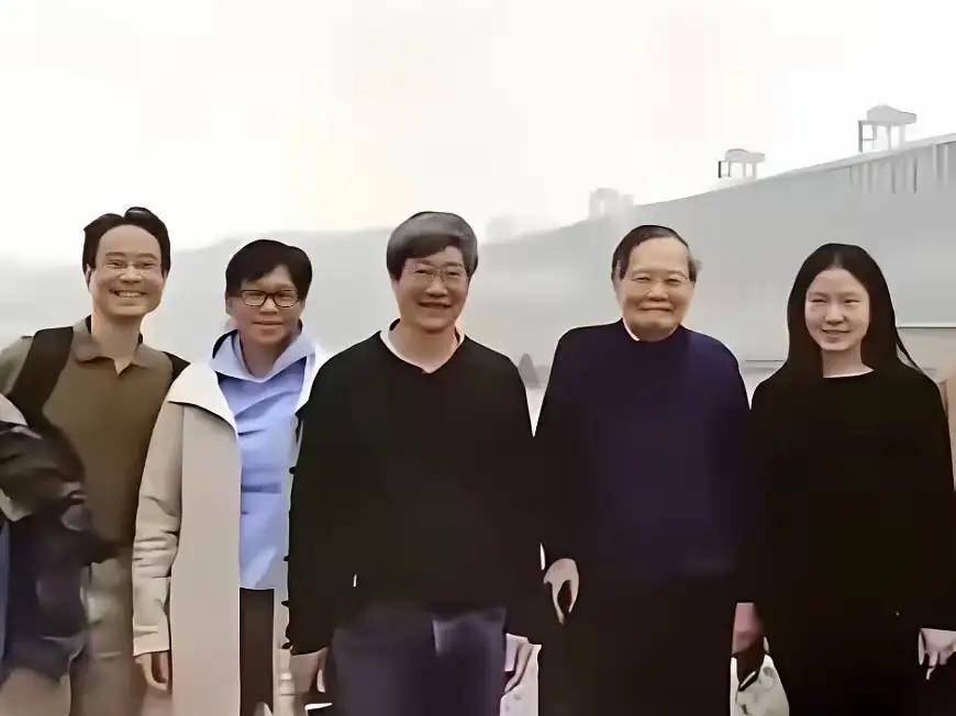 杨振宁追悼会很隆重<strong></p>
<p>二三四五股票</strong>，大儿子未现身，翁帆站家属首位，样子很憔悴