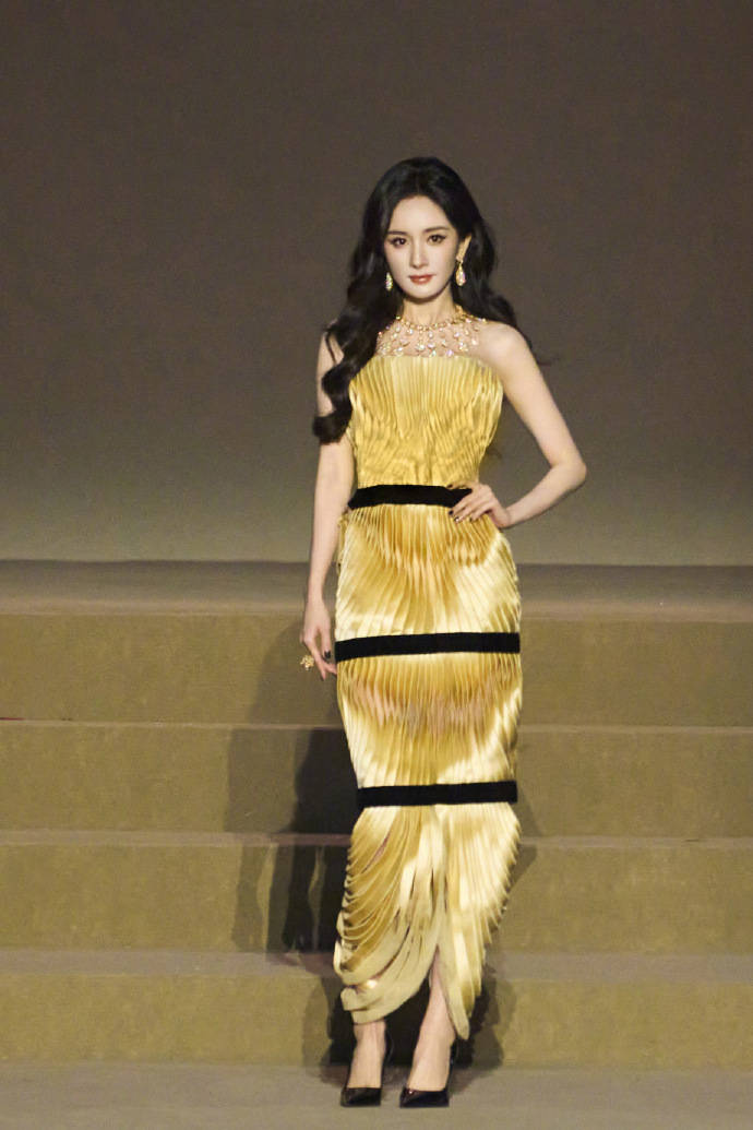 刘亦菲头顶满天星、周冬雨大胆透视装、杨幂顶级高定...VOGUE红毯谁赢了<strong></p>
<p>二三四五股票</strong>？