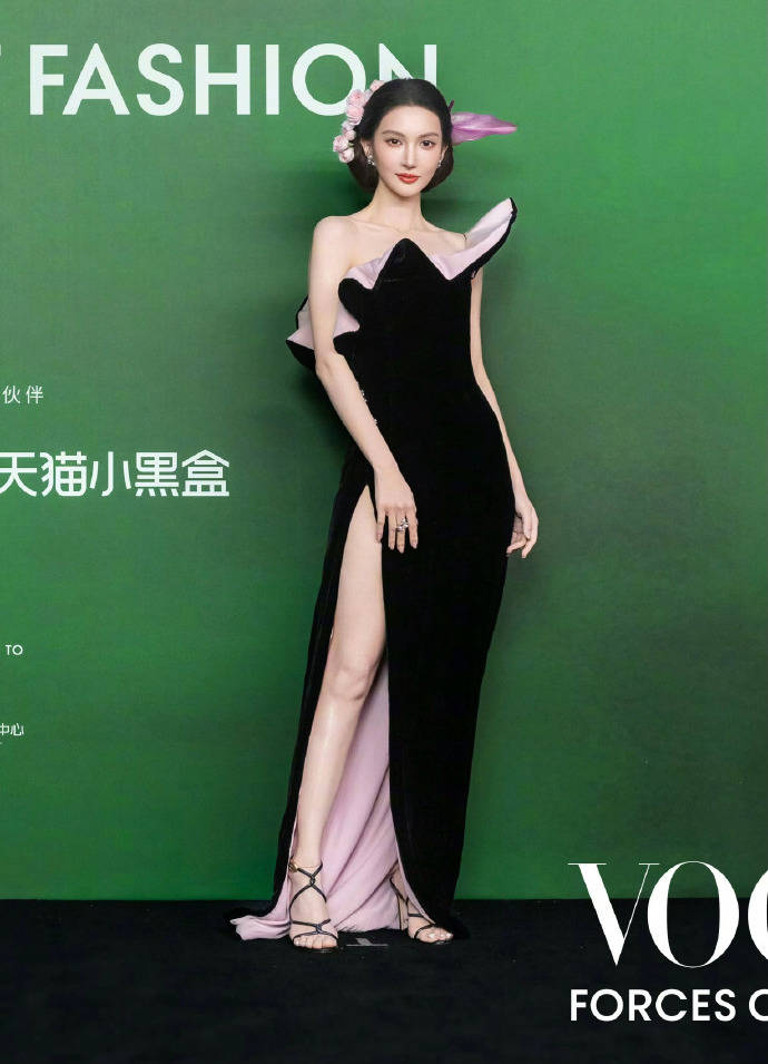 刘亦菲头顶满天星、周冬雨大胆透视装、杨幂顶级高定...VOGUE红毯谁赢了<strong></p>
<p>二三四五股票</strong>？