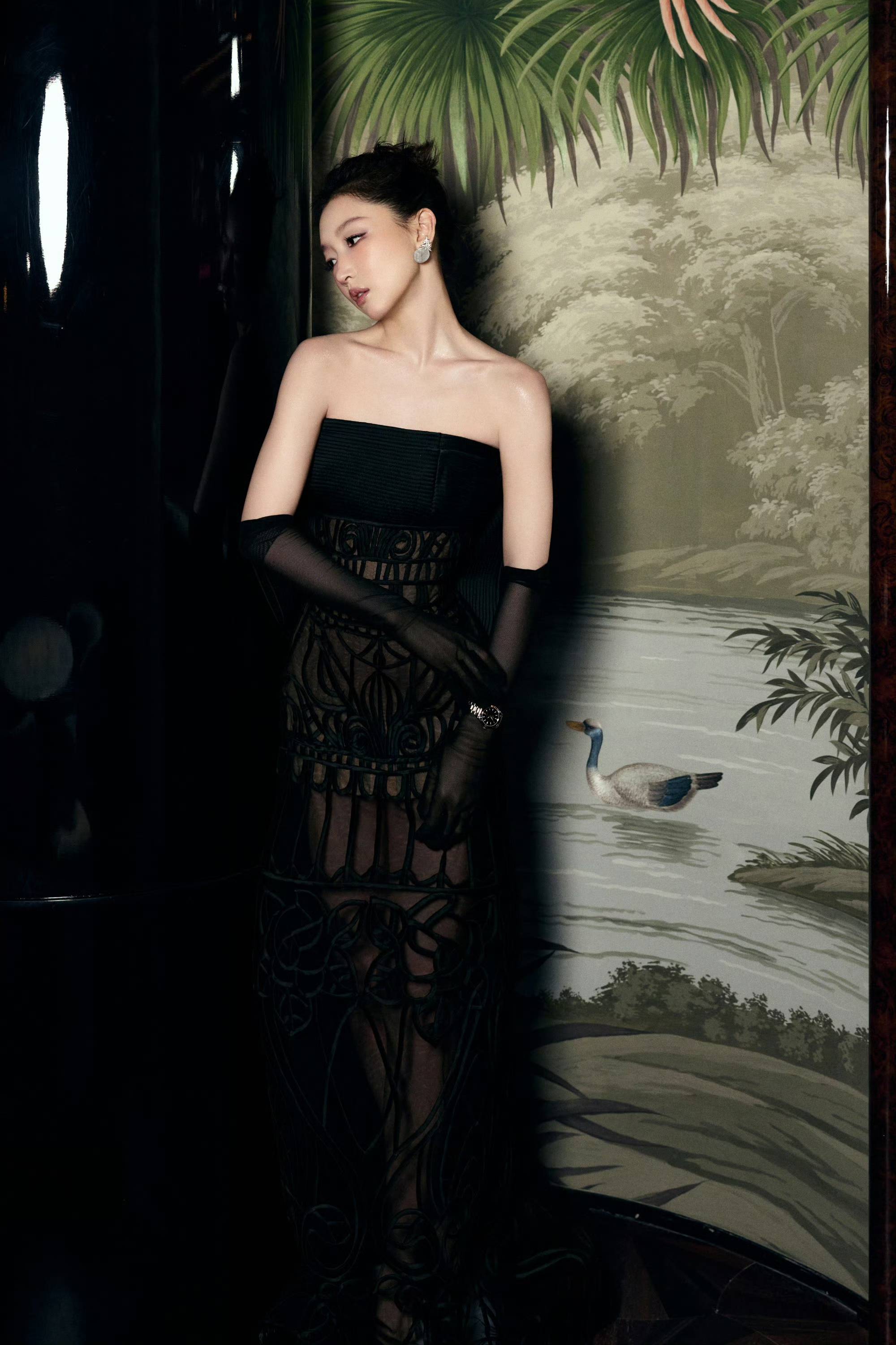 刘亦菲头顶满天星、周冬雨大胆透视装、杨幂顶级高定...VOGUE红毯谁赢了<strong></p>
<p>二三四五股票</strong>？