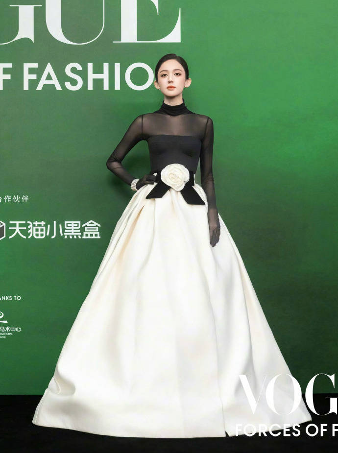 刘亦菲头顶满天星、周冬雨大胆透视装、杨幂顶级高定...VOGUE红毯谁赢了<strong></p>
<p>二三四五股票</strong>？