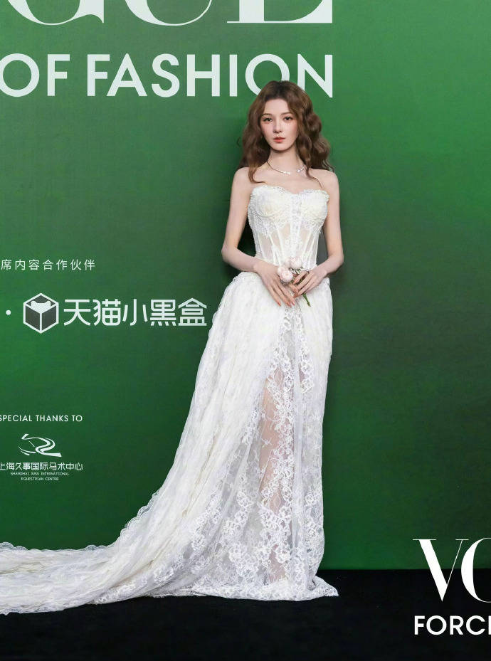 刘亦菲头顶满天星、周冬雨大胆透视装、杨幂顶级高定...VOGUE红毯谁赢了<strong></p>
<p>二三四五股票</strong>？