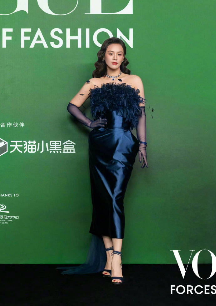 刘亦菲头顶满天星、周冬雨大胆透视装、杨幂顶级高定...VOGUE红毯谁赢了<strong></p>
<p>二三四五股票</strong>？