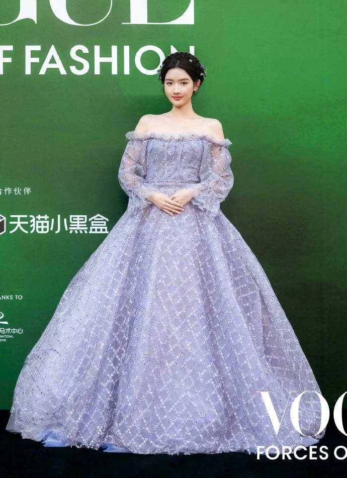 刘亦菲头顶满天星、周冬雨大胆透视装、杨幂顶级高定...VOGUE红毯谁赢了<strong></p>
<p>二三四五股票</strong>？