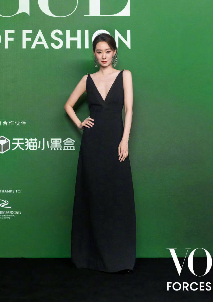 刘亦菲头顶满天星、周冬雨大胆透视装、杨幂顶级高定...VOGUE红毯谁赢了<strong></p>
<p>二三四五股票</strong>？