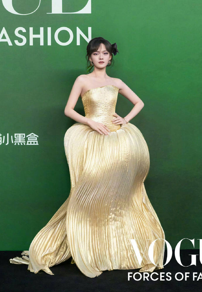 刘亦菲头顶满天星、周冬雨大胆透视装、杨幂顶级高定...VOGUE红毯谁赢了<strong></p>
<p>二三四五股票</strong>？