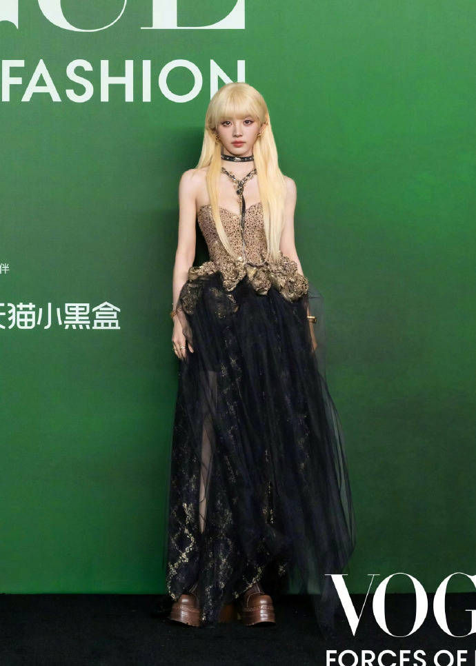 刘亦菲头顶满天星、周冬雨大胆透视装、杨幂顶级高定...VOGUE红毯谁赢了<strong></p>
<p>二三四五股票</strong>？