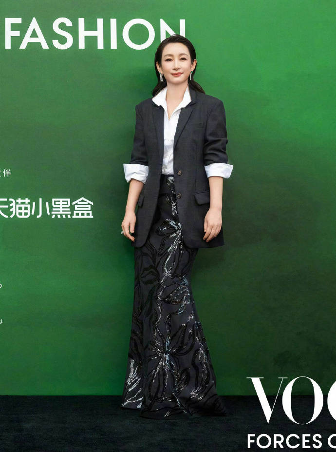 刘亦菲头顶满天星、周冬雨大胆透视装、杨幂顶级高定...VOGUE红毯谁赢了<strong></p>
<p>二三四五股票</strong>？