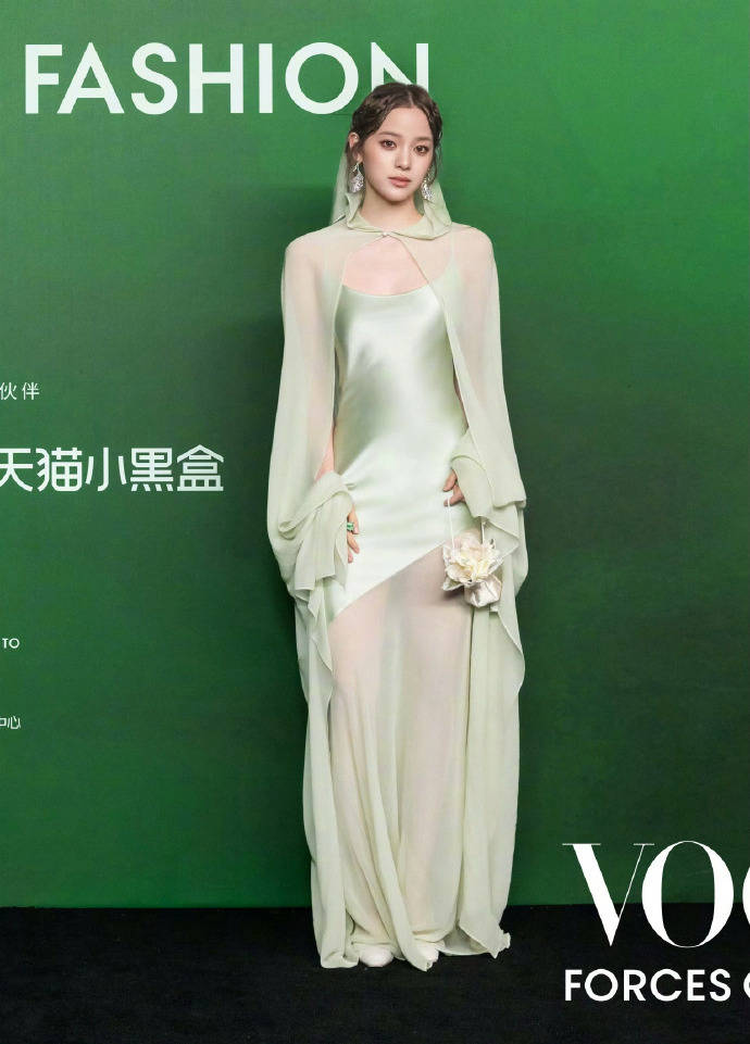 刘亦菲头顶满天星、周冬雨大胆透视装、杨幂顶级高定...VOGUE红毯谁赢了<strong></p>
<p>二三四五股票</strong>？