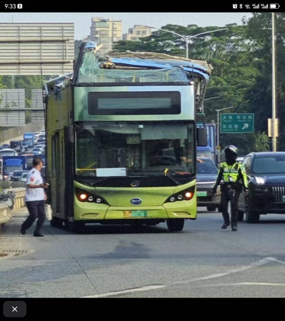 深圳一辆双层巴士高架桥下遭“剃头”<strong></p>
<p>西藏旅游股票</strong>，玻璃碎片散落一地，多方回应