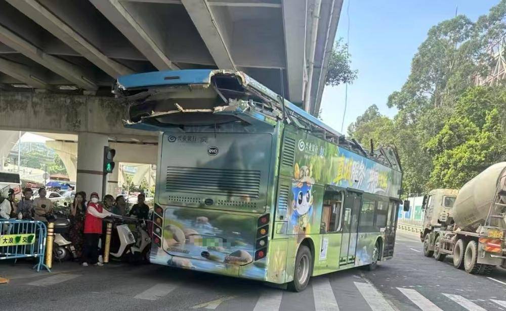 深圳一辆双层巴士高架桥下遭“剃头”<strong></p>
<p>西藏旅游股票</strong>，玻璃碎片散落一地，多方回应