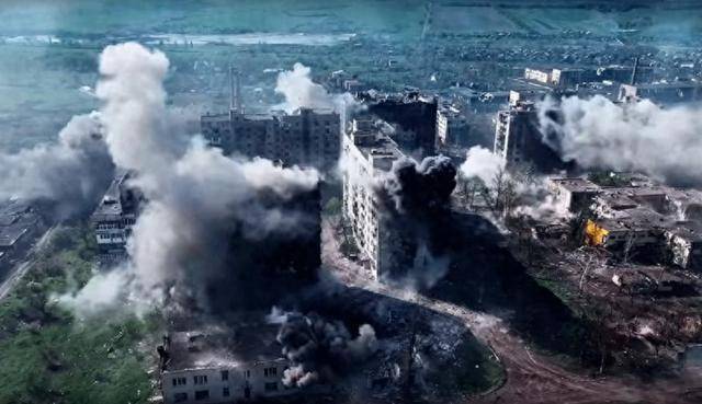 俄军一周2600多次袭击<strong></p>
<p>招商银行股票</strong>，红军城万名乌军被围，泽连斯基绝望反击