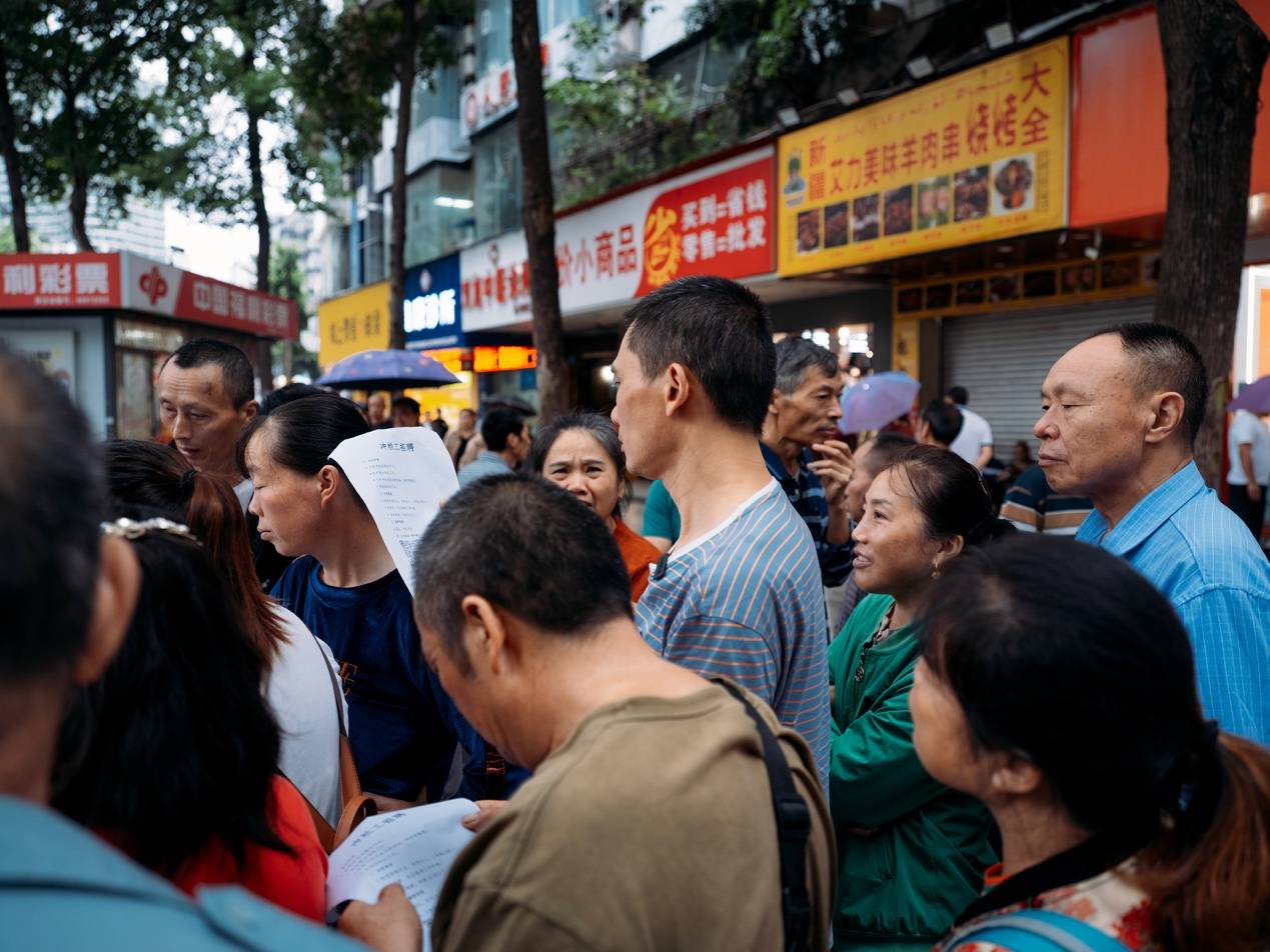 <strong></p>
<p>招商银行股票</strong>他们挤在8元一晚的旅店 几百人抢一个活