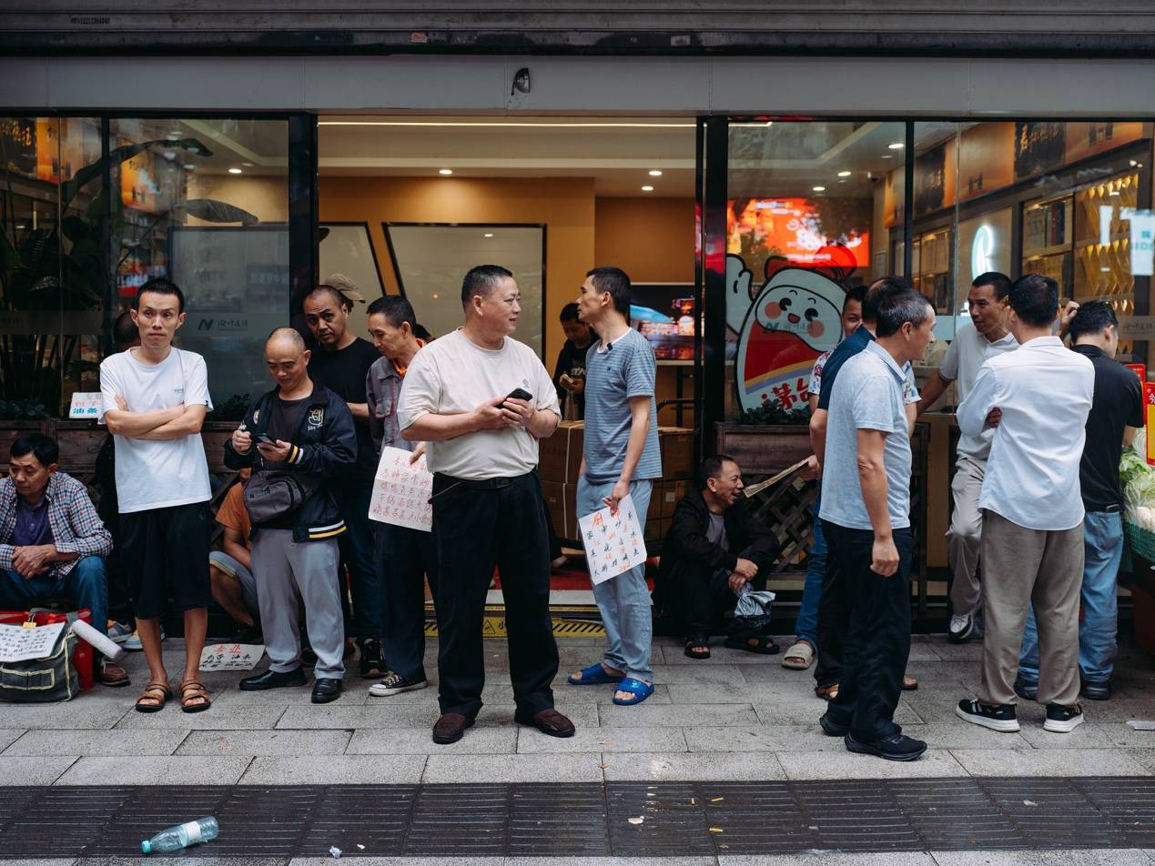 <strong></p>
<p>招商银行股票</strong>他们挤在8元一晚的旅店 几百人抢一个活