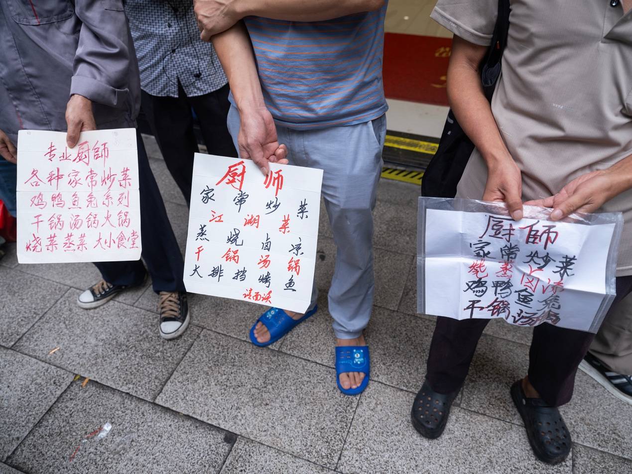 <strong></p>
<p>招商银行股票</strong>他们挤在8元一晚的旅店 几百人抢一个活