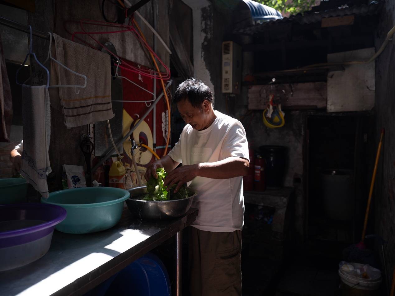 <strong></p>
<p>招商银行股票</strong>他们挤在8元一晚的旅店 几百人抢一个活