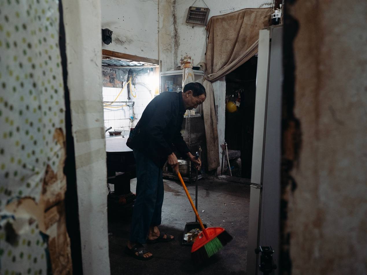 <strong></p>
<p>招商银行股票</strong>他们挤在8元一晚的旅店 几百人抢一个活