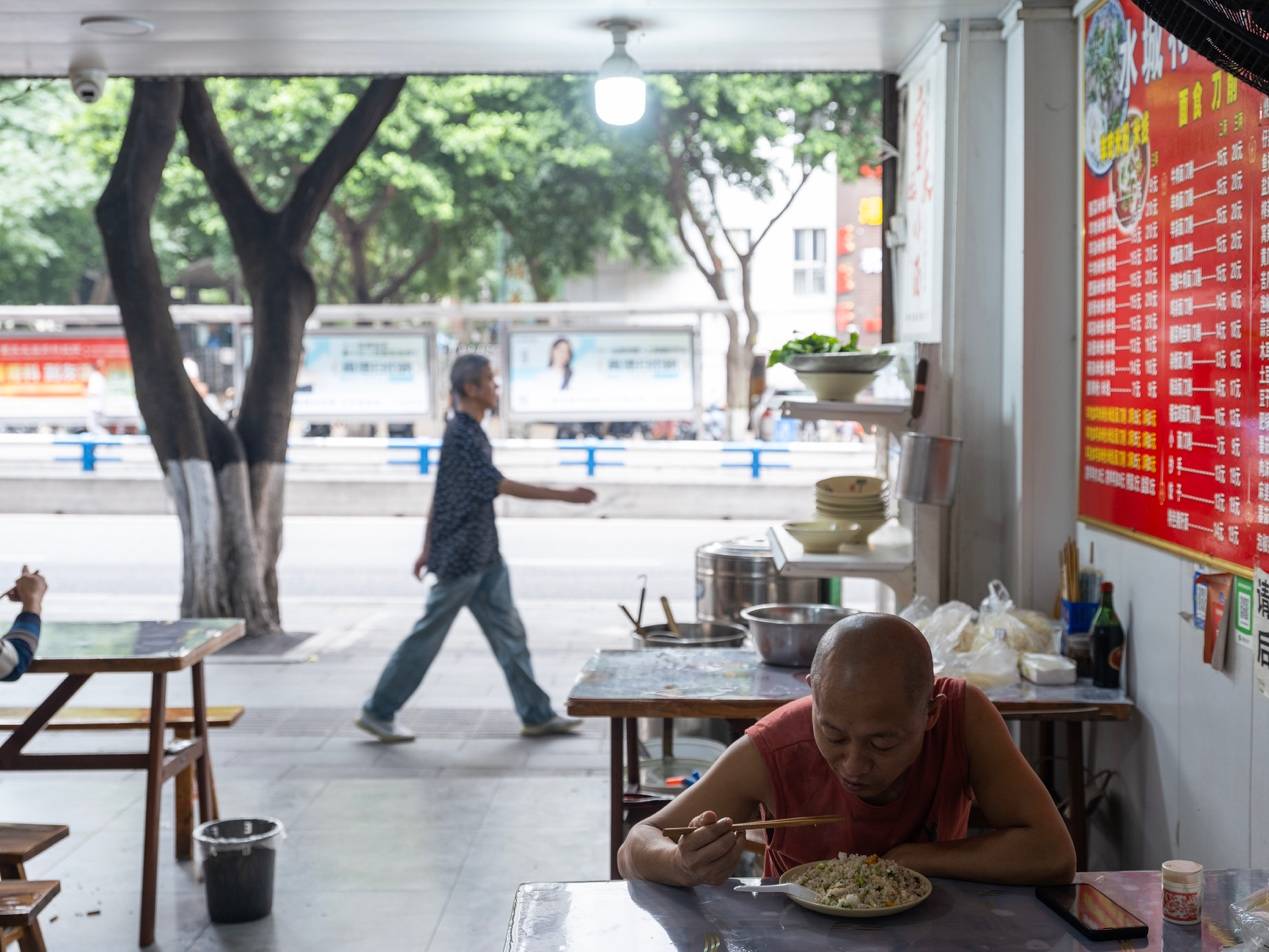 <strong></p>
<p>招商银行股票</strong>他们挤在8元一晚的旅店 几百人抢一个活