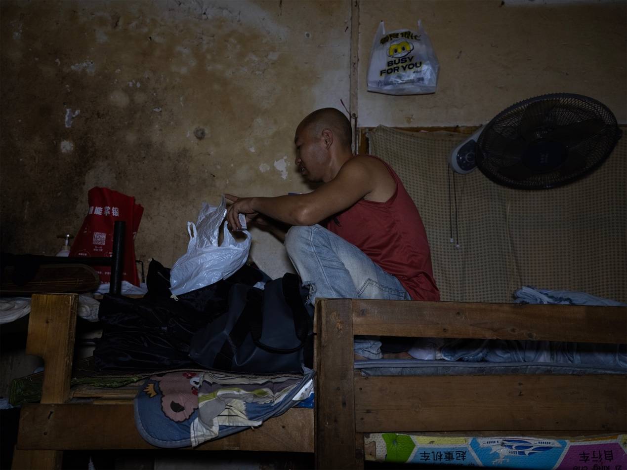 <strong></p>
<p>招商银行股票</strong>他们挤在8元一晚的旅店 几百人抢一个活