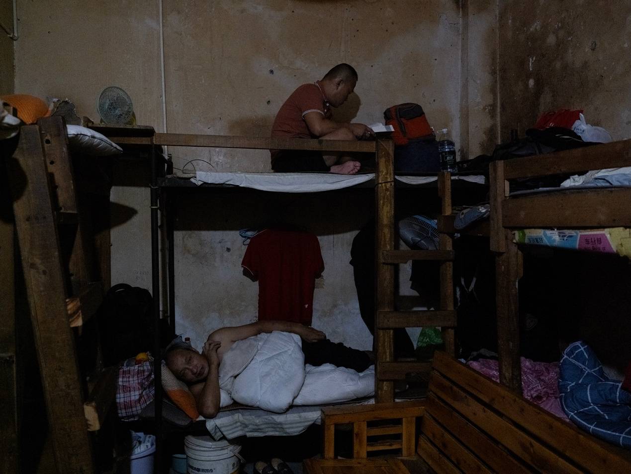 <strong></p>
<p>招商银行股票</strong>他们挤在8元一晚的旅店 几百人抢一个活