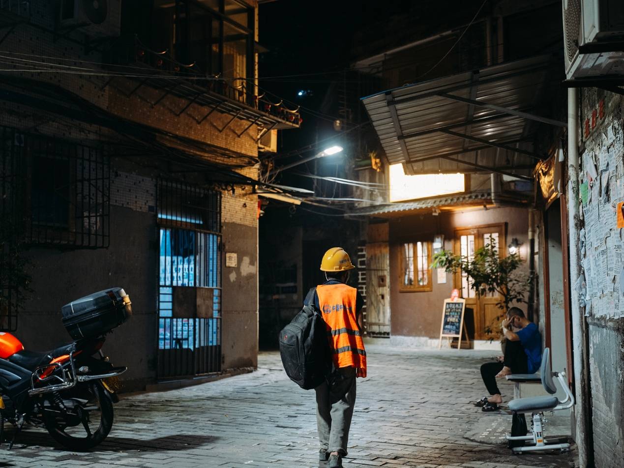 <strong></p>
<p>招商银行股票</strong>他们挤在8元一晚的旅店 几百人抢一个活