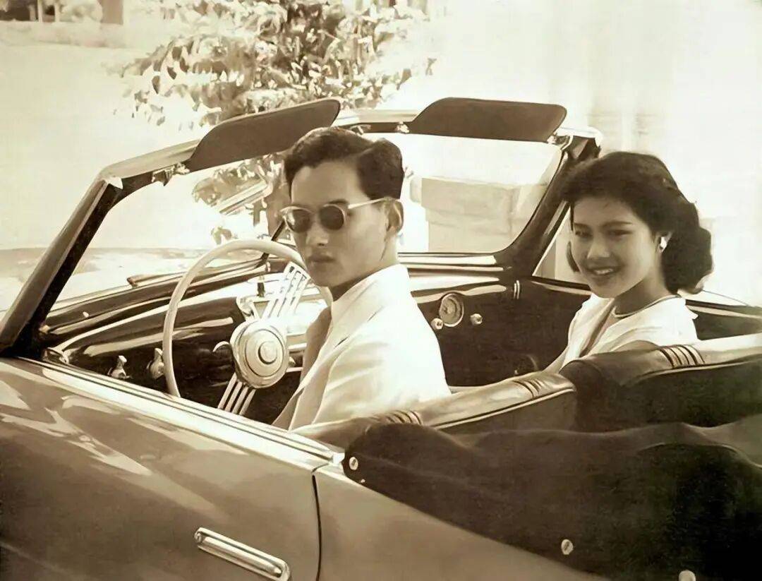 泰国王太后诗丽吉去世<strong></p>
<p>招商银行股票</strong>，留下19顶奢华王冠和她的传奇一生