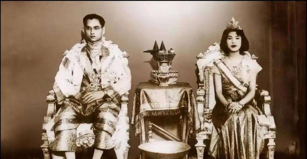 泰国王太后诗丽吉去世<strong></p>
<p>招商银行股票</strong>，留下19顶奢华王冠和她的传奇一生