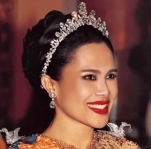 泰国王太后诗丽吉去世<strong></p>
<p>招商银行股票</strong>，留下19顶奢华王冠和她的传奇一生