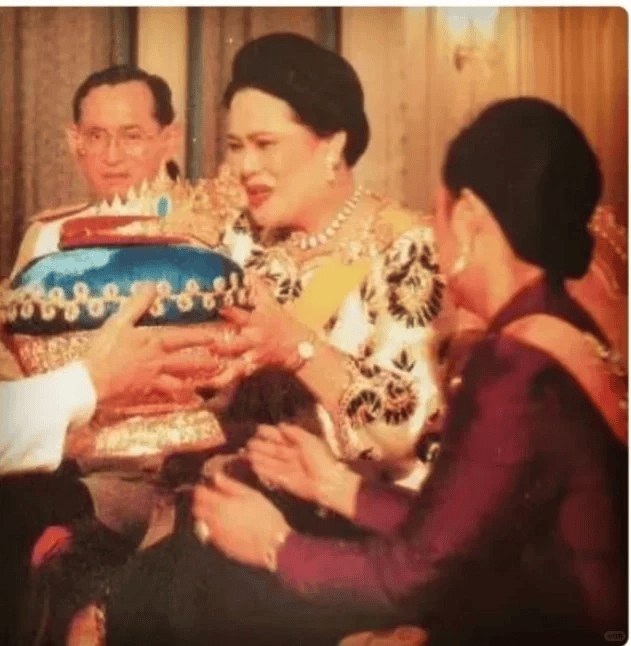 泰国王太后诗丽吉去世<strong></p>
<p>招商银行股票</strong>，留下19顶奢华王冠和她的传奇一生