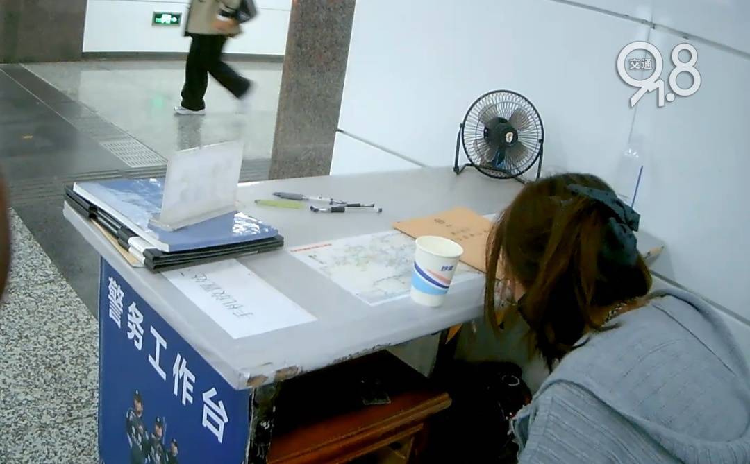 杭州地铁内<strong></p>
<p>太钢不锈股票</strong>，女乘客突然崩溃大哭！紧接着……这一幕被拍下