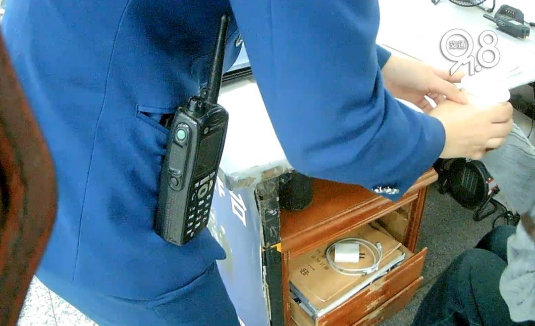 杭州地铁内<strong></p>
<p>太钢不锈股票</strong>，女乘客突然崩溃大哭！紧接着……这一幕被拍下