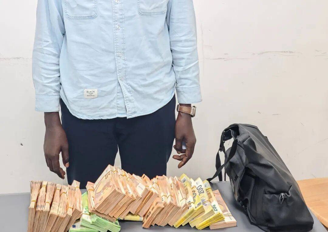 成捆的欧元现金就放在背包里装着<strong></p>
<p>众生药业股票</strong>，折合人民币超186万元，旅客入境时被广州海关查获