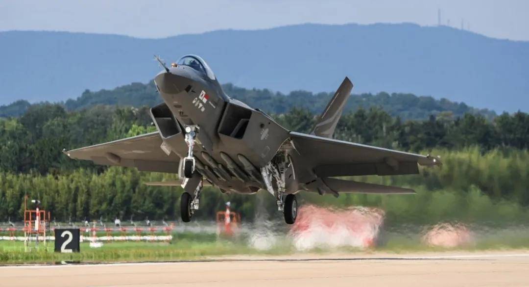 歼-35青春版<strong></p>
<p>国际医学股票</strong>?076专用舰载机?新机“超级小黄蜂”究竟是干嘛的?