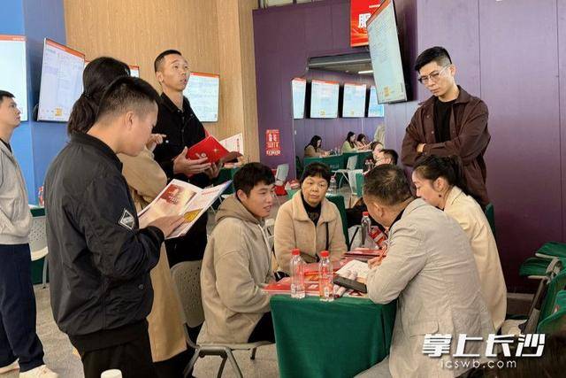 700余名退役军人及军属长沙求职<strong></p>
<p>江南高纤股票</strong>，165人达成意向
