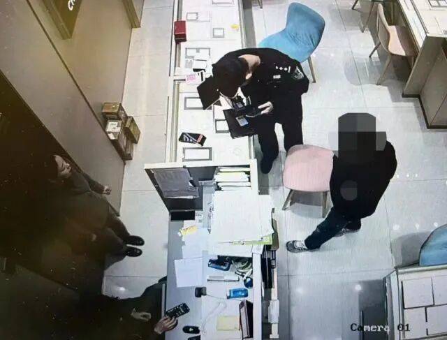 股市套现170万元后<strong></p>
<p>通化金马股票</strong>，杭州男子豪购300克金条！老板当场报警……