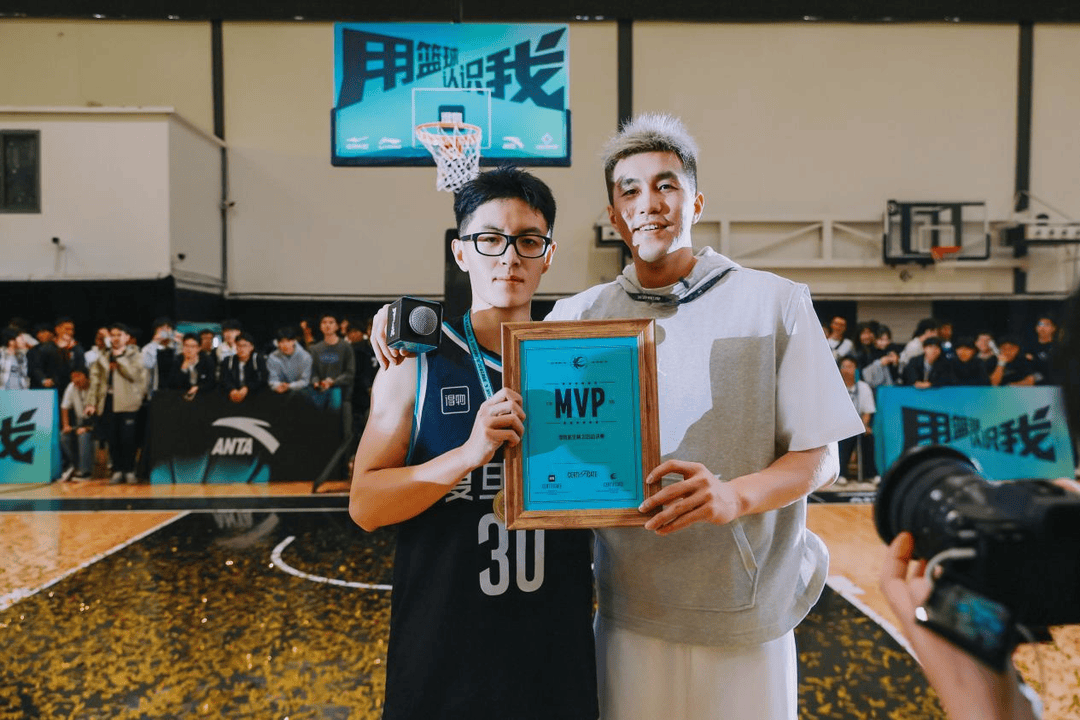 复旦、交大、同济等八大高校集结<strong></p>
<p>通化金马股票</strong>，得物App“新生杯”篮球赛首战上海