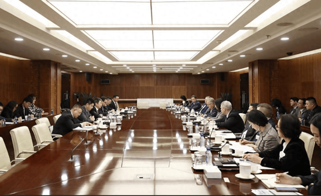 美方代表团来到北京<strong></p>
<p>通化金马股票</strong>，跟李成钢部长直接对上线，说起话来客客气气的